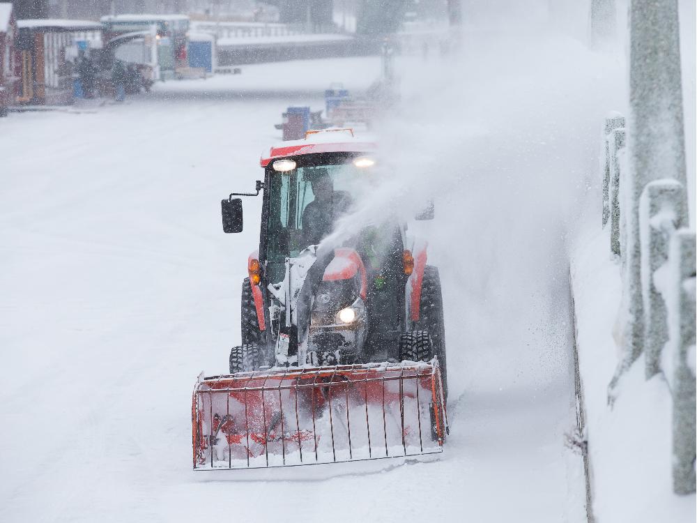  A snowblower clears snow from the canal as the region experiences a snowy day. Wayne Cuddington / Ottawa Citizen 