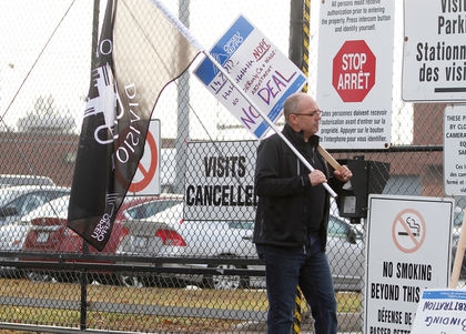 Todd Hockey, a correctional officer at the Ottawa-Carleton Detention Centre, walks on the picket line out front of the Innes Rd. jail Thursday, Dec. 10, 2015. MATT DAY/OTTAWA SUN